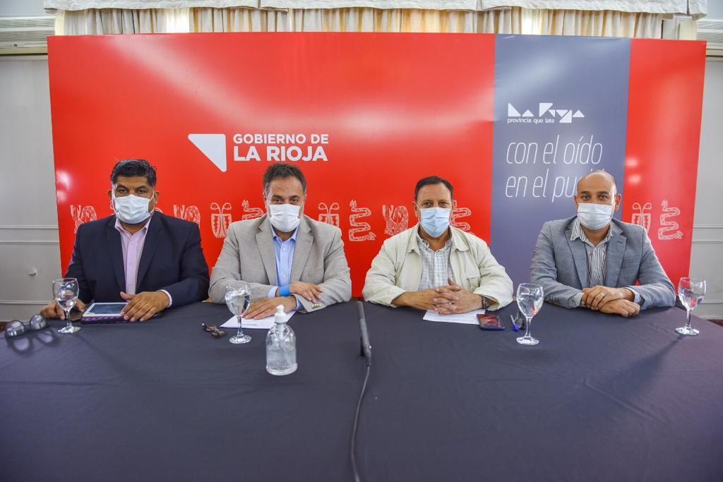 El gobernador Ricardo Quintela anunció que unas 900 familias riojanas contarán con su vivienda